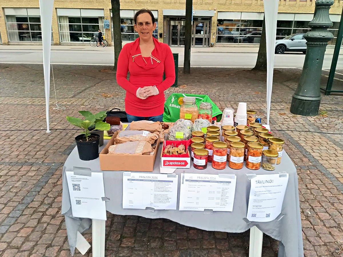 Céline vid La Vie Naturelles marknadsstånd med kimchi, bröd och grönsaker